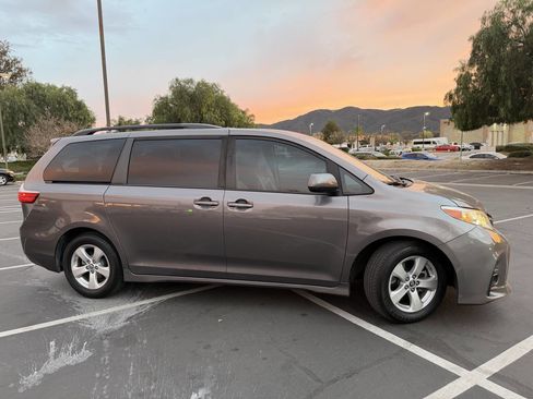 Used 2020 Toyota Sienna LE image 5