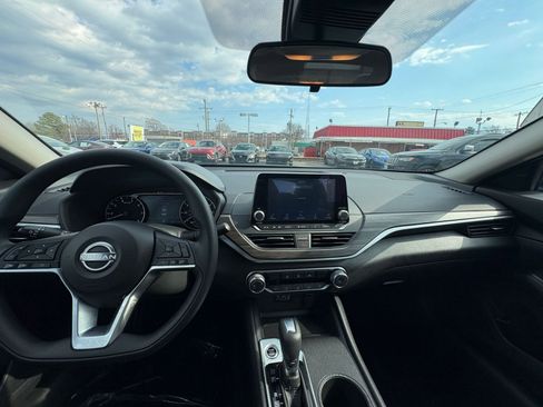 Used 2025 Nissan Altima 2.5 SV image 34