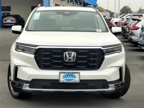 New 2025 Honda Pilot Touring image 2