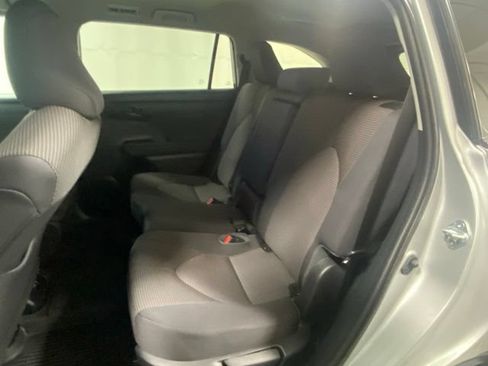 Used 2021 Toyota Highlander LE AWD/4WD image 15