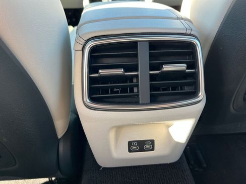 Used 2025 Genesis G70 2.5T image 25