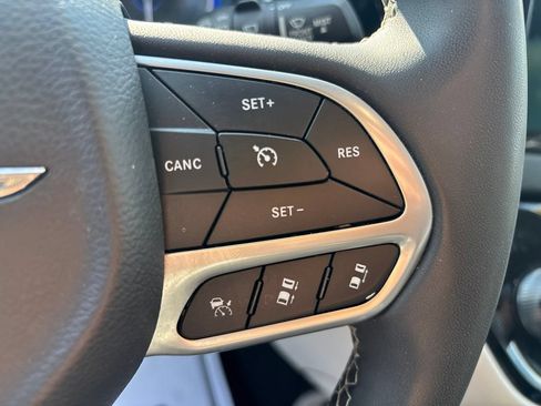 Used 2023 Chrysler Pacifica Touring-L FWD image 26