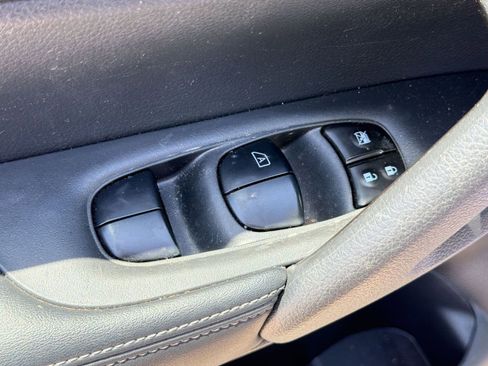 Used 2019 Nissan Rogue S AWD/4WD image 12