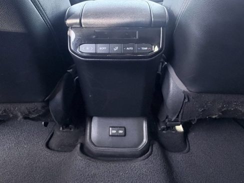 Used 2022 Toyota Highlander XLE image 28