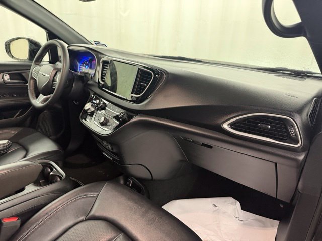 Used 2025 Chrysler Pacifica Select FWD image 14