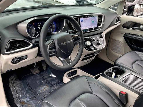 Used 2024 Chrysler Pacifica Touring-L image 8