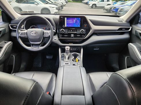 Used 2023 Toyota Highlander XLE AWD/4WD image 8