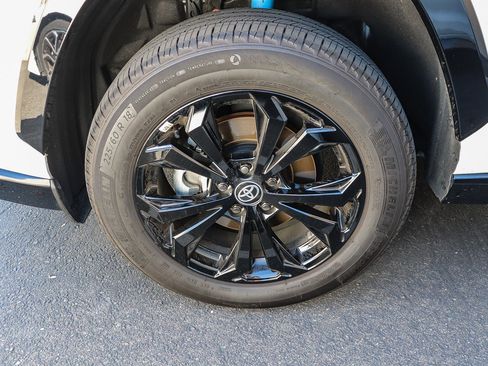 Used 2025 Toyota RAV4 SE image 17