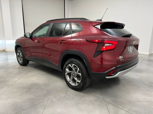 Used 2025 Chevrolet Trax LT w/ LT Convenience Package image 5