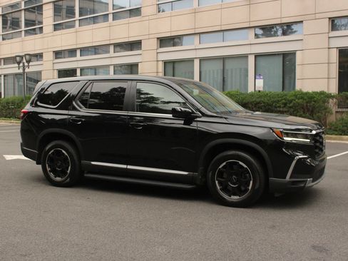Used 2025 Honda Pilot EX-L image 2