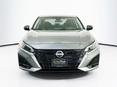 Used 2025 Nissan Altima 2.5 SV FWD image 2