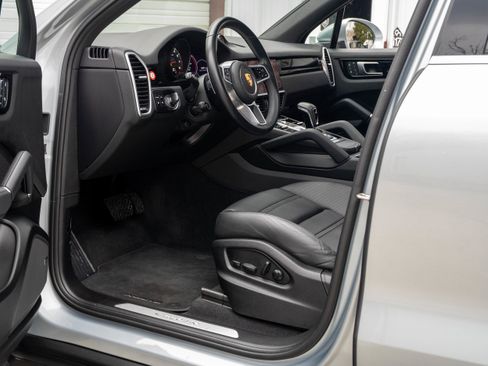 Certified 2022 Porsche Cayenne image 4