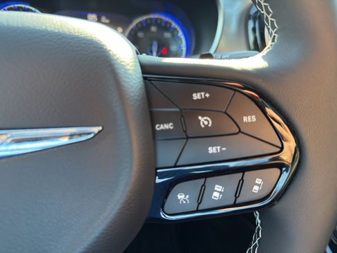 Used 2025 Chrysler Pacifica Limited FWD image 19