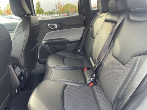 Used 2025 Jeep Compass Latitude image 25