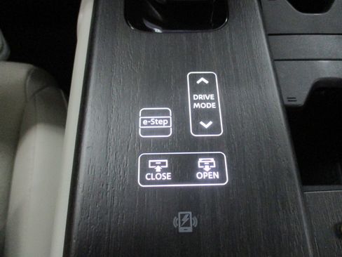 Used 2023 Nissan Ariya AWD image 29