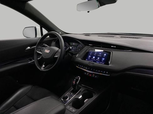 Used 2023 Cadillac XT4 Luxury w/ Cold Weather Package AWD/4WD image 18