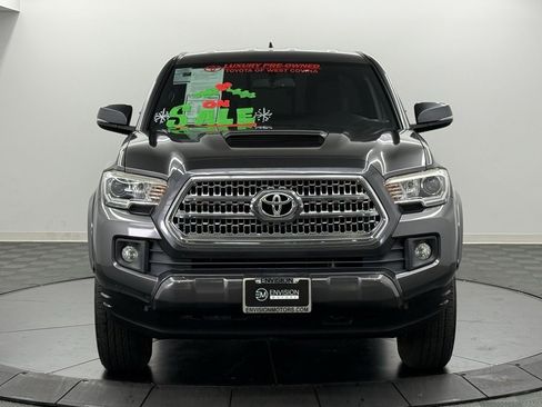 Used 2017 Toyota Tacoma TRD Sport image 3