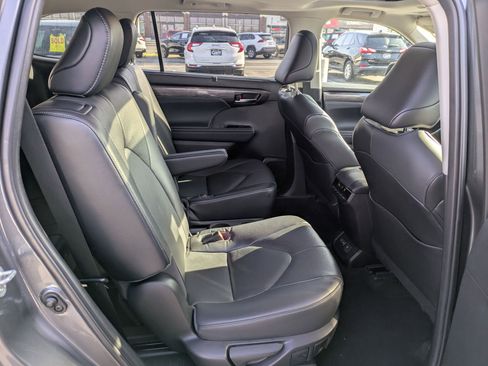 Used 2023 Toyota Highlander Limited image 35