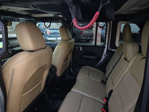 Used 2018 Jeep Wrangler Unlimited Sahara AWD/4WD image 10