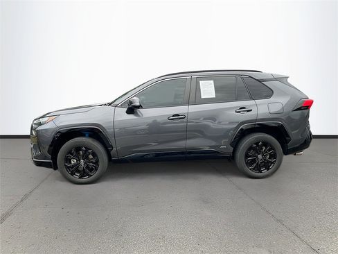 Used 2022 Toyota RAV4 SE image 4