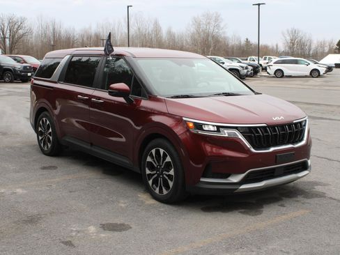 Certified 2022 Kia Carnival EX image 3