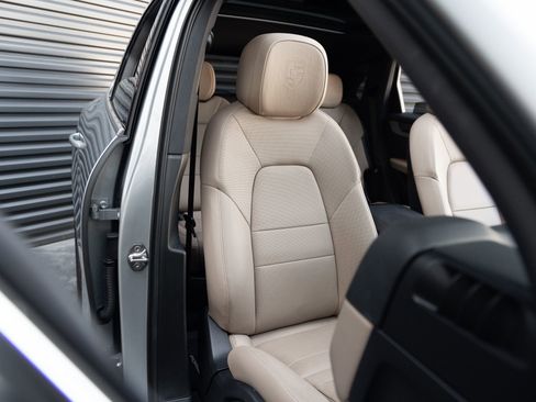 Certified 2025 Porsche Cayenne AWD/4WD image 37