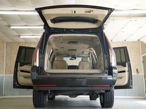 Used 2019 Cadillac Escalade ESV Premium Luxury w/ LPO, Radiant Package AWD/4WD image 40