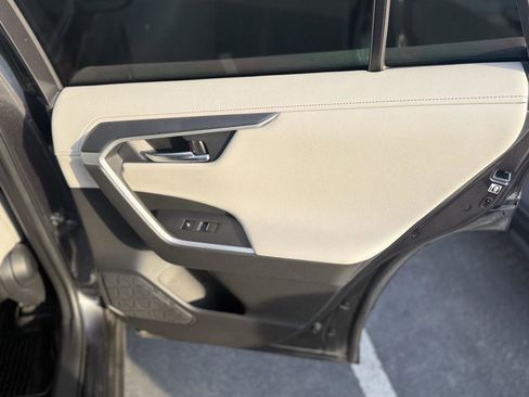 Used 2020 Toyota RAV4 Limited image 31