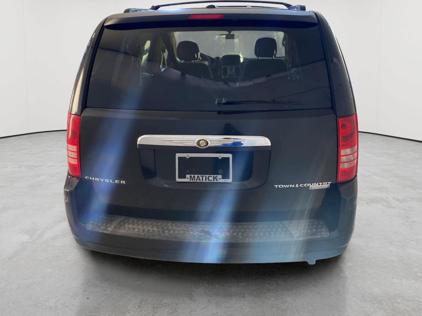 Used 2010 Chrysler Town & Country Touring FWD image 6