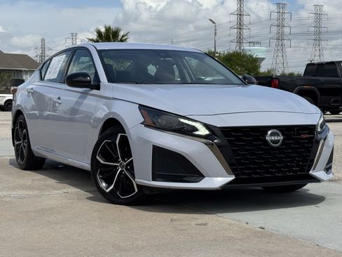 Used 2025 Nissan Altima 2.5 SR image 2