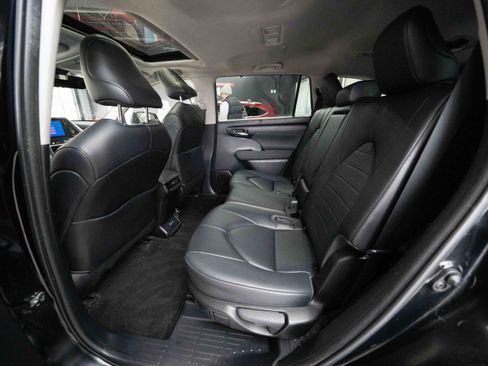 Used 2023 Toyota Highlander XLE image 23