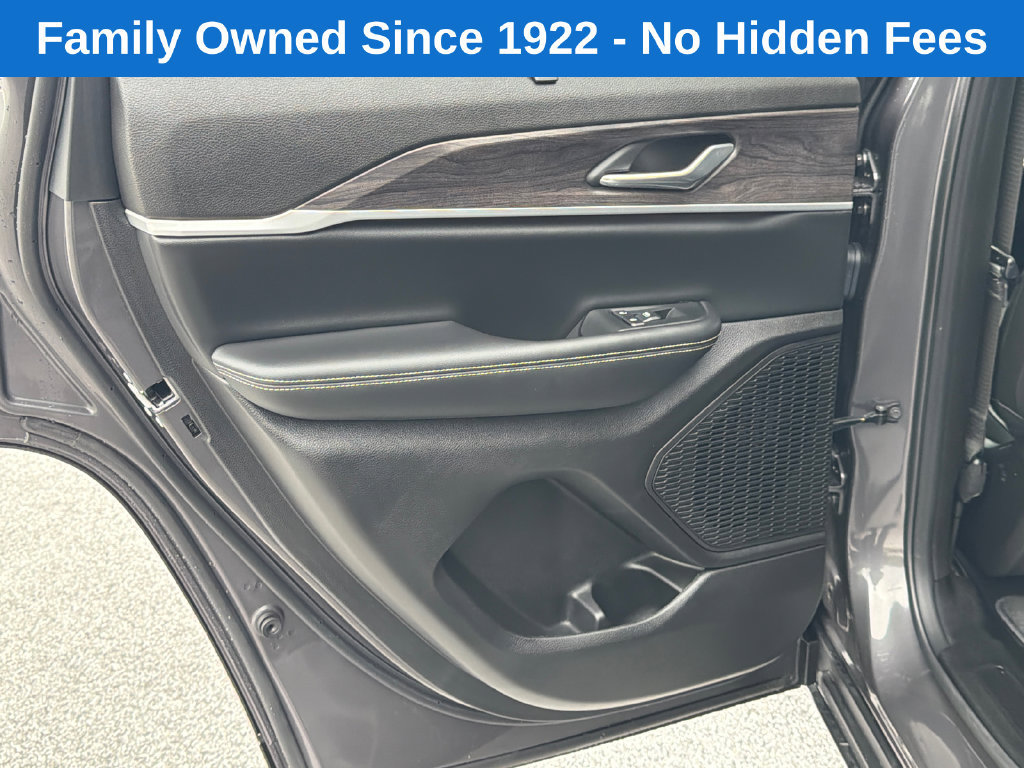 Used 2025 Jeep Grand Cherokee Limited w/ Luxury Tech Group II AWD/4WD image 22