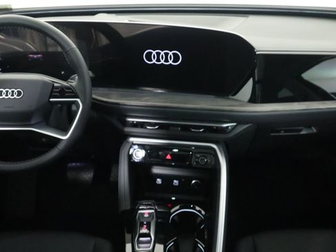 Used 2025 Audi Q5 Premium w/ Convenience Package image 15