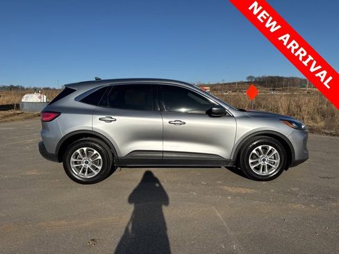 Used 2021 Ford Escape SE image 3