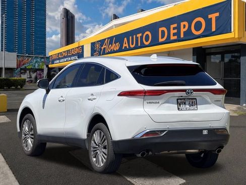 Used 2024 Toyota Venza LE AWD/4WD image 3