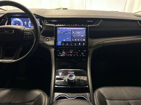 Used 2023 Jeep Grand Cherokee Limited image 13