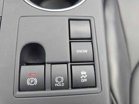 Certified 2025 Toyota Highlander XLE FWD image 34