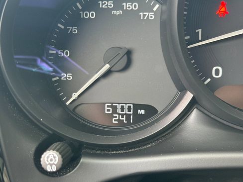 Certified 2025 Porsche Macan image 25