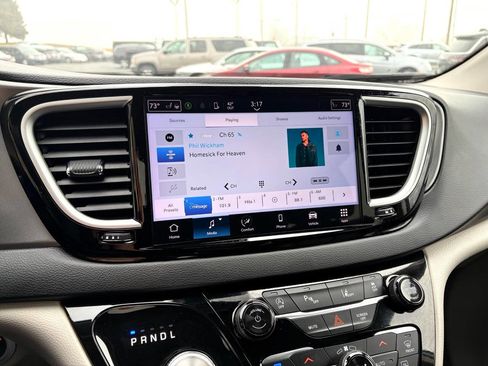 Used 2024 Chrysler Pacifica Touring-L image 27