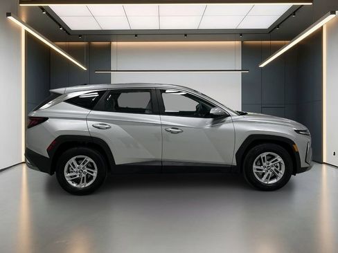 Certified 2025 Hyundai Tucson SE FWD image 6