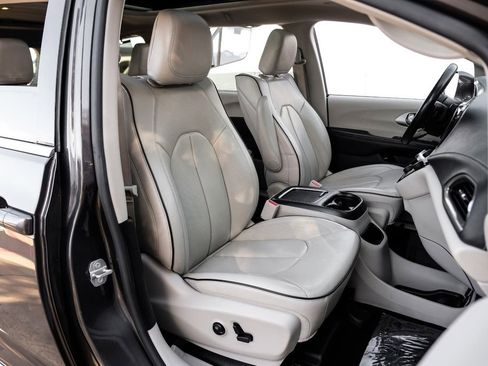 Used 2019 Chrysler Pacifica Limited w/ Advanced Safetytec Group image 36