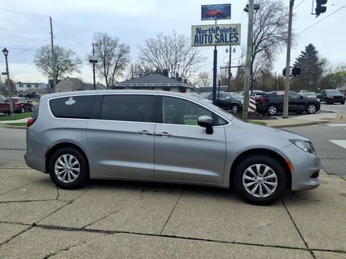 Used 2017 Chrysler Pacifica Touring w/ Tire & Wheel Group image 1