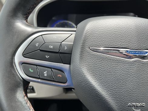 Used 2020 Chrysler Pacifica Touring-L w/ Advanced Safetytec Group FWD image 19
