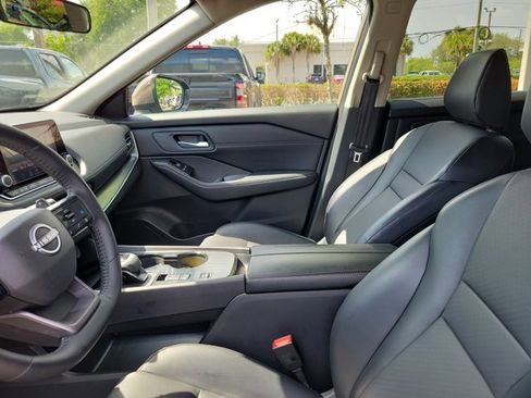 Used 2025 Nissan Rogue SV w/ SV Premium Package FWD image 18