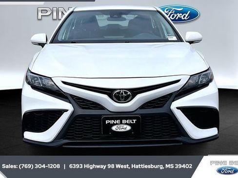 Used 2024 Toyota Camry SE image 3