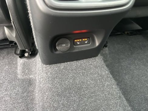 Certified 2025 Volvo XC40 B5 Core image 12