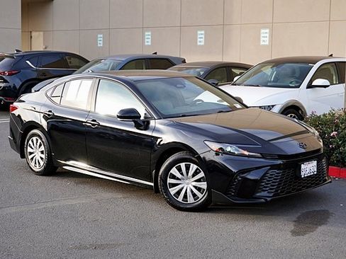 Used 2025 Toyota Camry SE image 3
