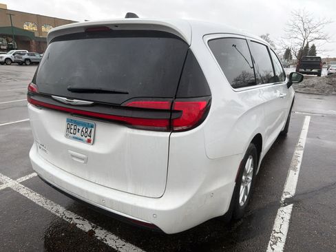 Used 2025 Chrysler Pacifica Select w/ Uconnect Theater Family Group image 3