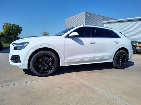 Used 2023 Audi Q8 Premium image 3
