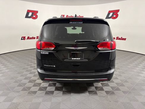 Used 2019 Chrysler Pacifica Touring-L FWD image 6